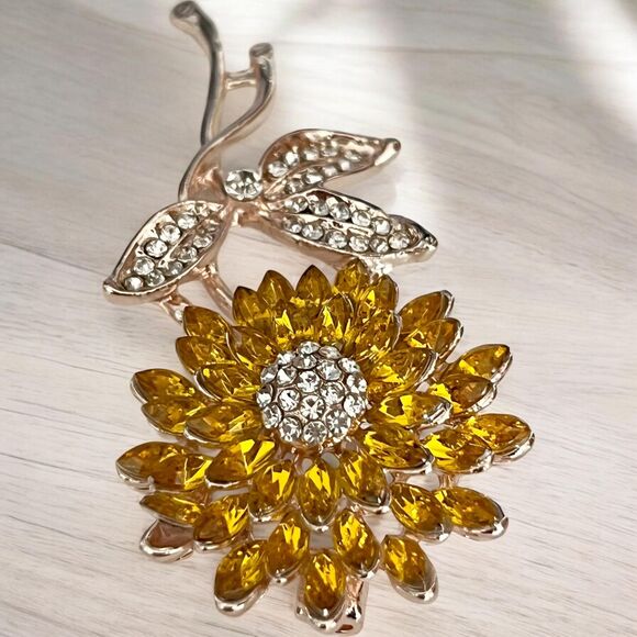Luxury Sunflower Brooch Pin with Shiny Rhinestones - Fashion Accessory - Picture 2 of 4